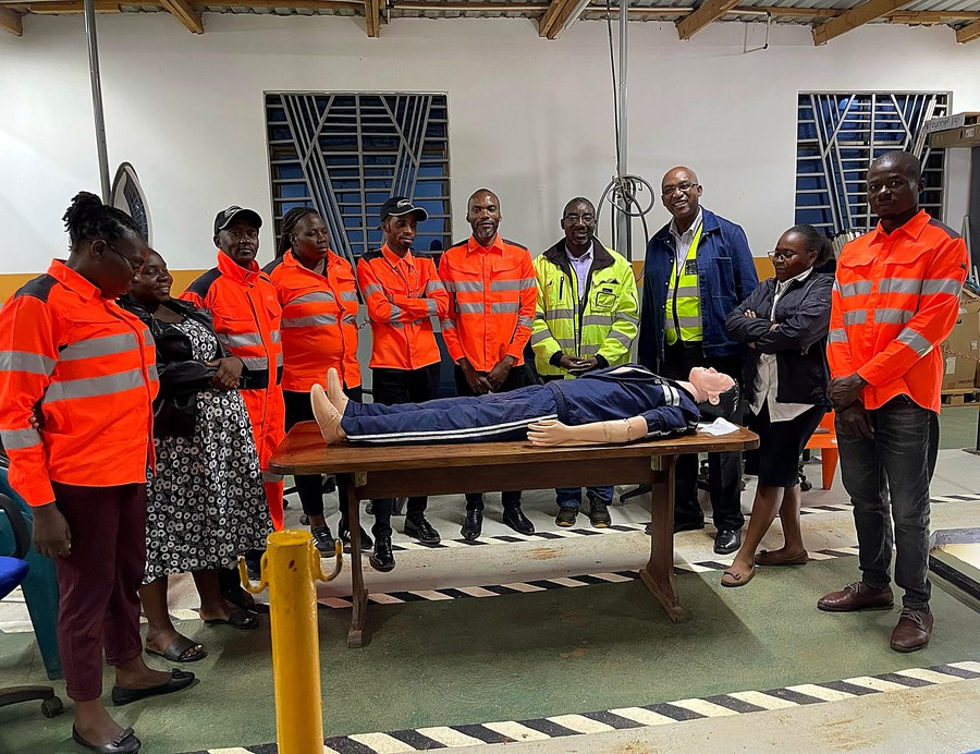 EI4HD trainers and industry staff gathered around a training mannequin during a First Aid and OHS session.